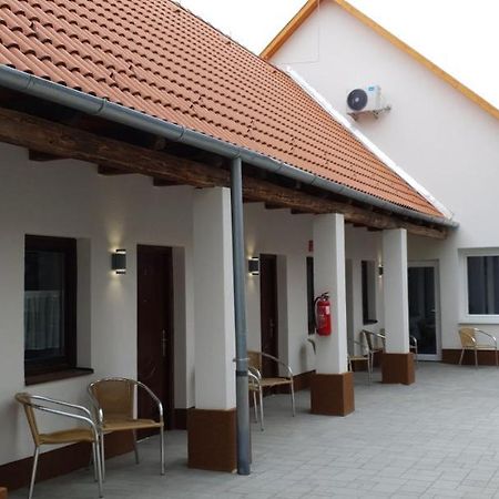 Oroszlány Czermann Holiday Inn المظهر الخارجي الصورة