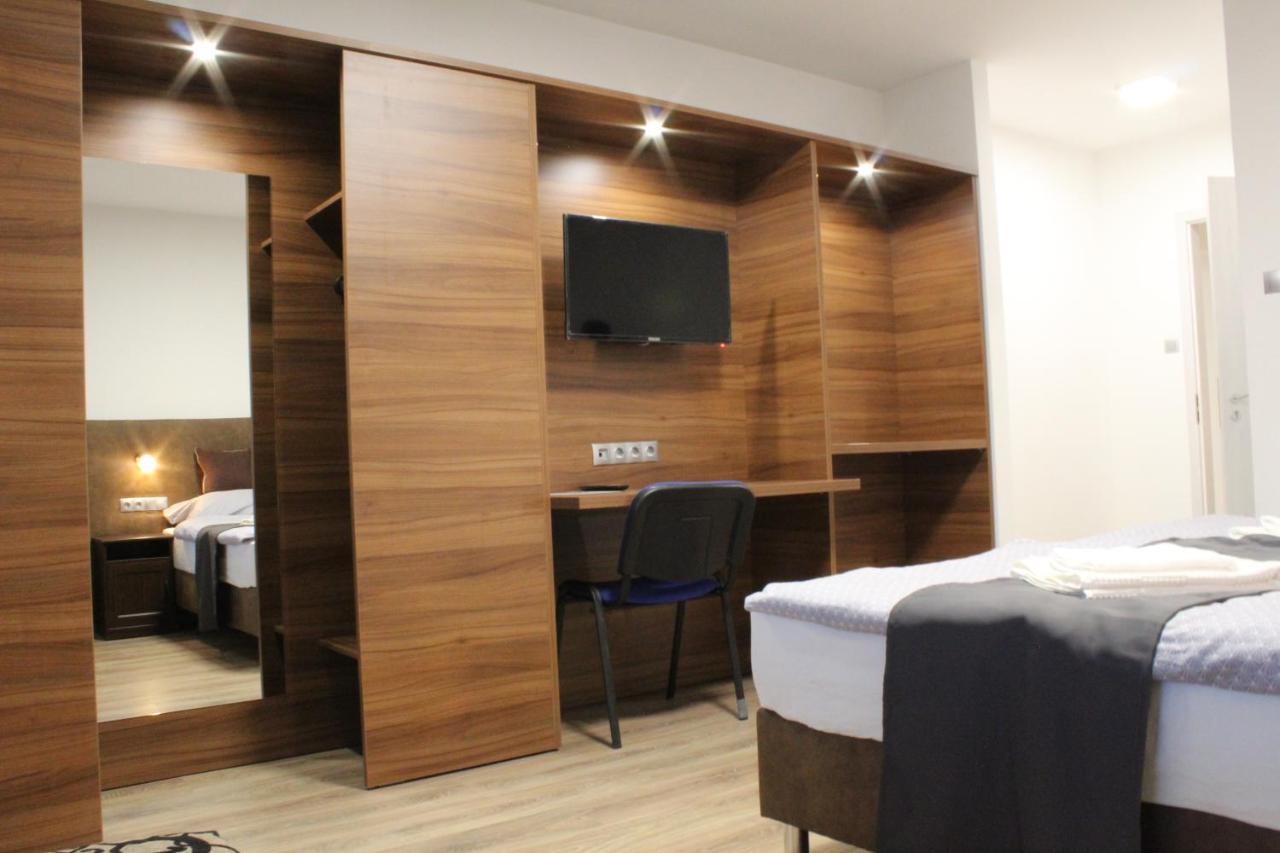 Oroszlány Czermann Holiday Inn المظهر الخارجي الصورة