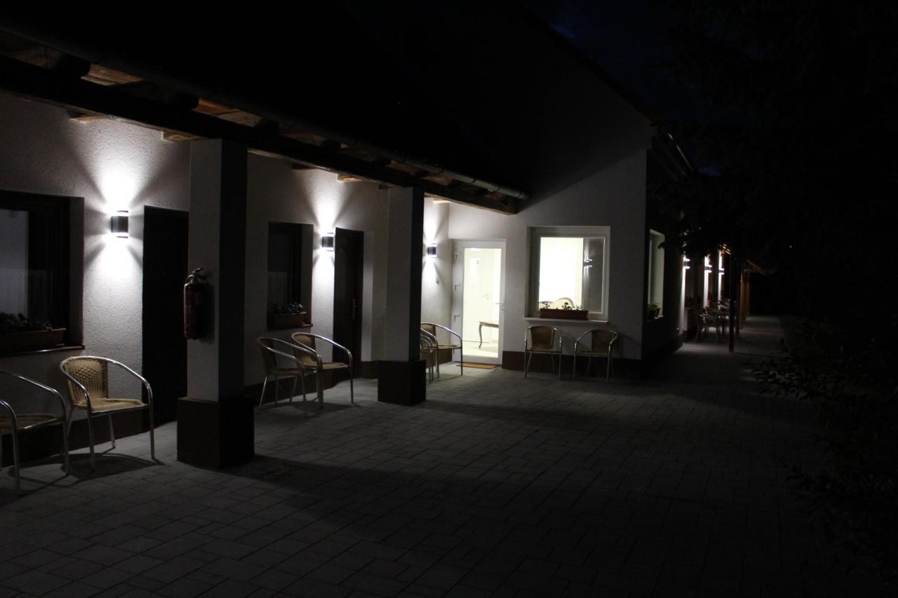 Oroszlány Czermann Holiday Inn المظهر الخارجي الصورة